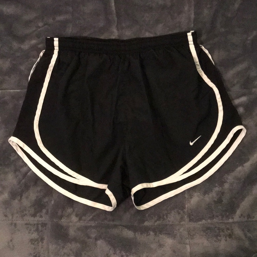 Nike women’s dri-fit Medium Tempo shorts